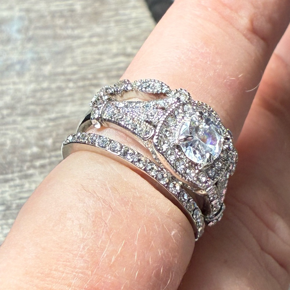 💎 NWT Rhodium-Plated Halo Engagement/Statement Stacker Ring Set – Size 8